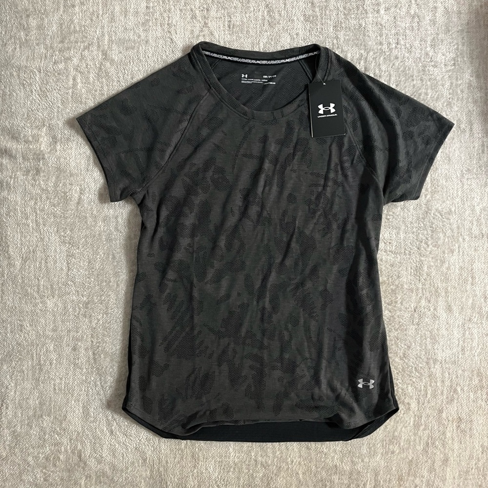 Women’s Under Armour running shirt sz S NWT